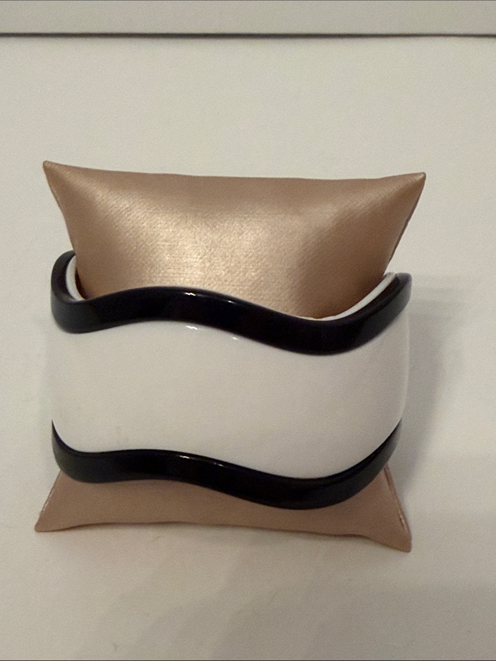 VINTAGE BRACELET BANGLE WHITE BLACK WIDE WAVY LUCITE 8”